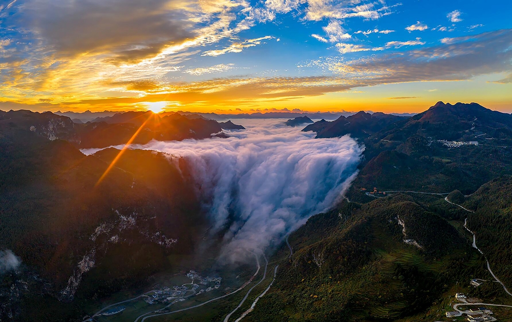 贵州盘州：万亩枫叶“染”红格所河大峡谷_fororder_格所河大峡谷云瀑 肖本归 摄影 (9)