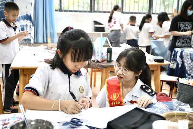 税法牵起大小手 用爱温暖成长路——大亚湾区税务局开展税法进校园活动