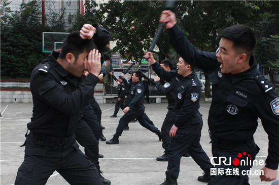 已过审【CRI专稿 图文】重庆特警举行春季大培训 射击攀降样样精通