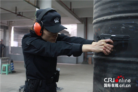 已过审【CRI专稿 图文】重庆特警举行春季大培训 射击攀降样样精通