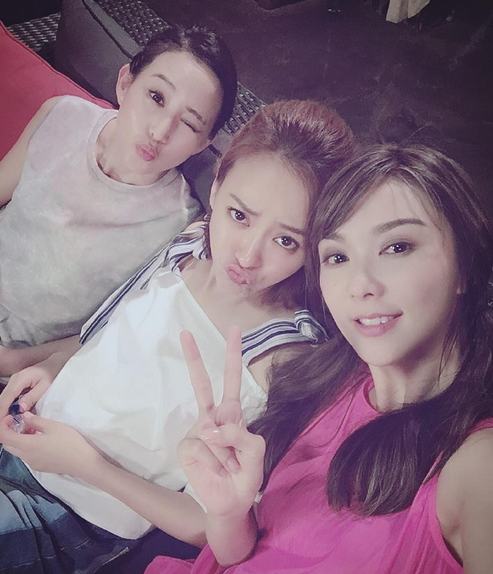 真闺蜜张钧甯陈意涵剧组为薛凯琪庆生脸上抹蛋糕