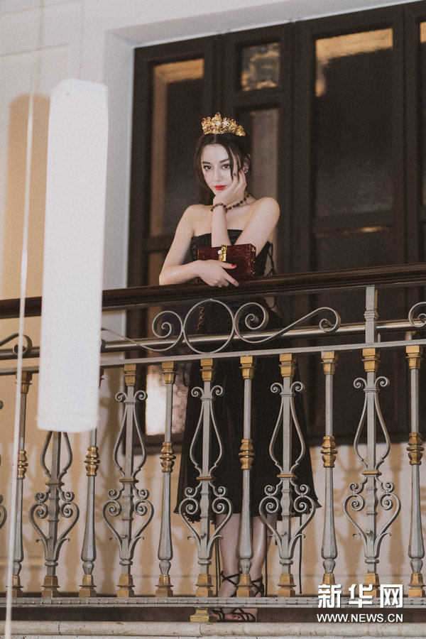 迪丽热巴亮相米兰时装周 黑裙优雅皇冠吸睛