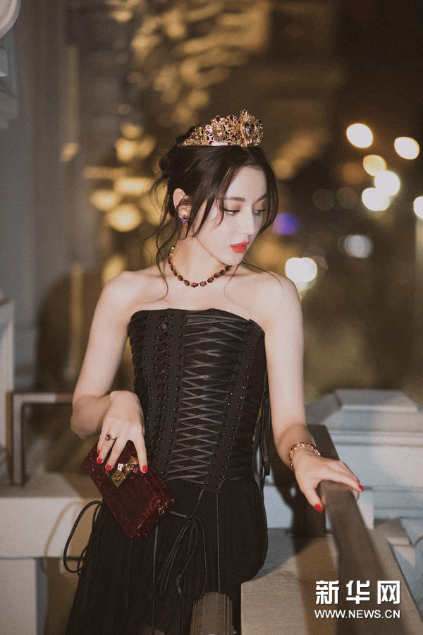 迪丽热巴亮相米兰时装周 黑裙优雅皇冠吸睛
