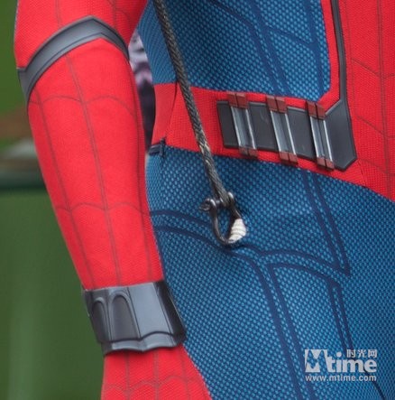 "蜘蛛侠"曝制服细节图 黑色装备疑似蛛网发射器