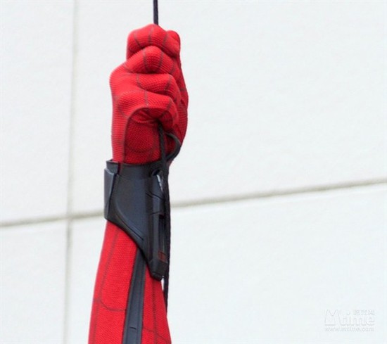 "蜘蛛侠"曝制服细节图 黑色装备疑似蛛网发射器