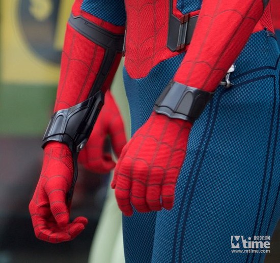 "蜘蛛侠"曝制服细节图 黑色装备疑似蛛网发射器
