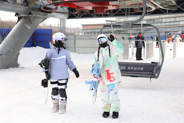 迎接新雪季 長春天定山滑雪場19日開板首滑_fororder_圖片3