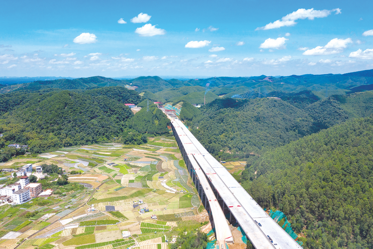 南宁市高质量推进公路网建设 1至10月公路网项目累计完成投资260.69亿元