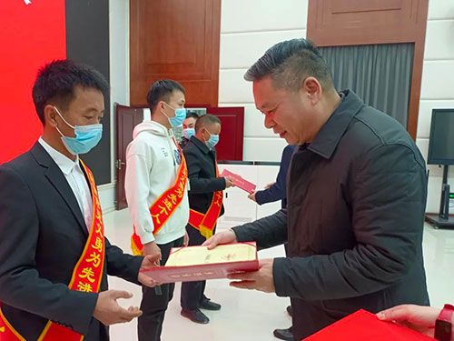 自贡沿滩区：明登海荣获自贡市“见义勇为先进个人”表彰_fororder_2颁奖仪式现场