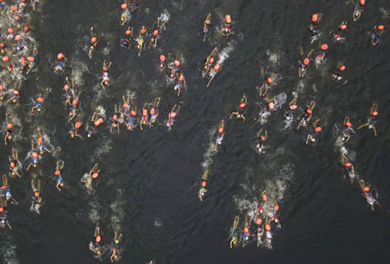 （在文中作了修改）【CRI专稿 列表】重庆长寿办国际铁人三项赛 千余名运动员激战长寿湖
