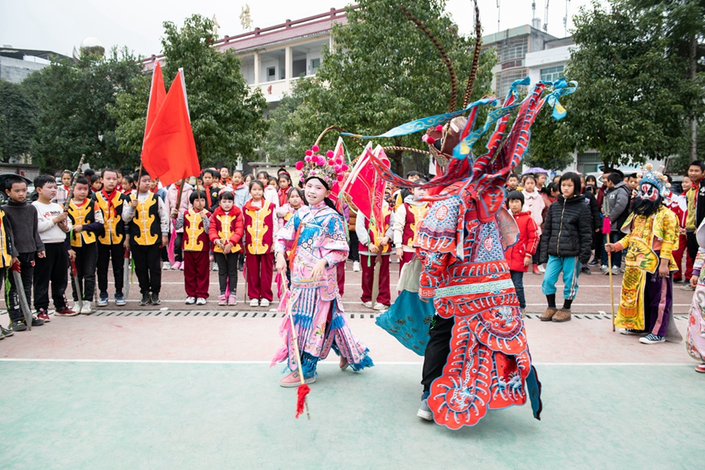 贵州天柱：百年侗戏在校园绽放异彩_fororder_天柱县渡马镇小学学生在排练。