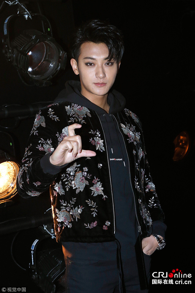 2018秋冬巴黎时装周 黄子韬刺绣夹克帅气现身