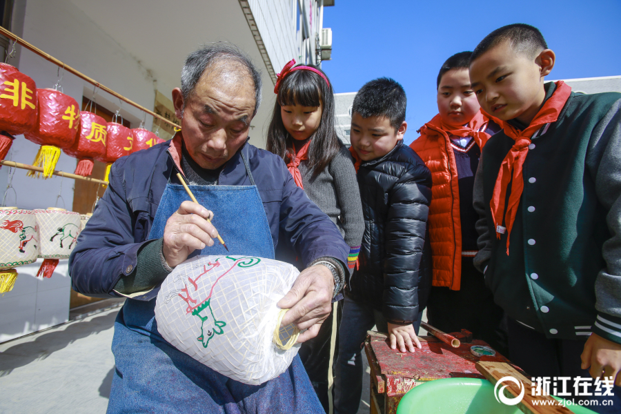 杭州：傳承千年手藝 老匠人用1600隻燈籠點亮西興古鎮