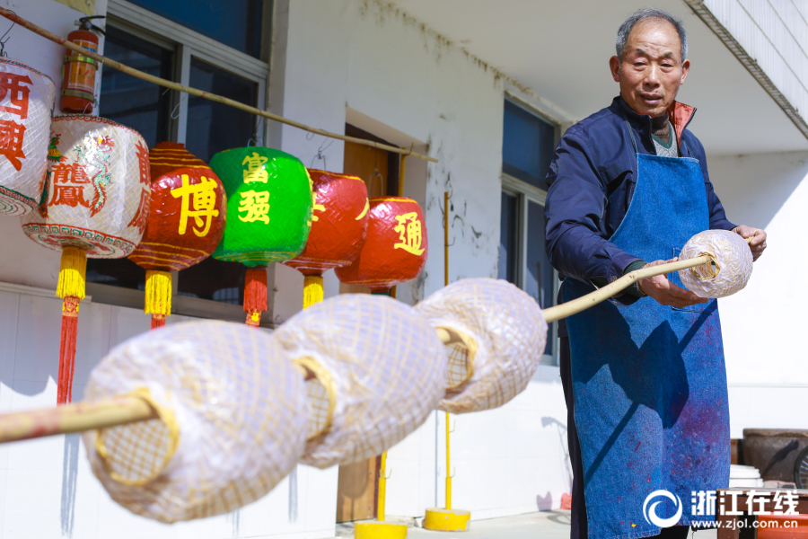 杭州：传承千年手艺 老匠人用1600只灯笼点亮西兴古镇