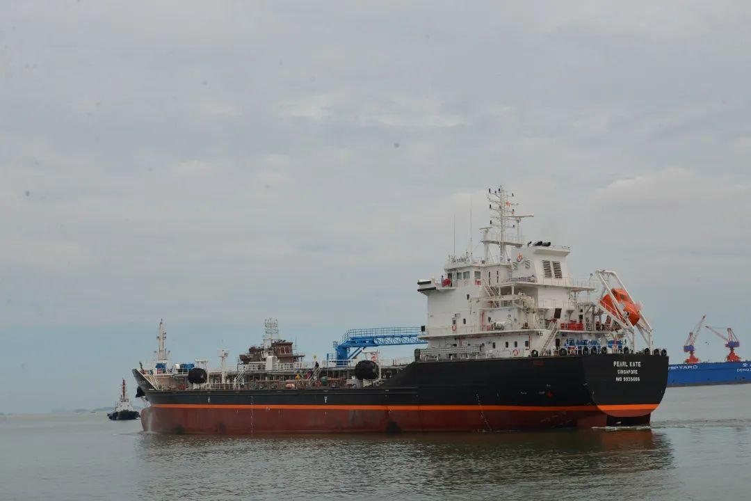Головное бункеровочное судно дедвейтом 7999 тонн, созданное судовой компанией Jinglu Shipyard, успешно сдано в эксплуатацию_fororder_图片2