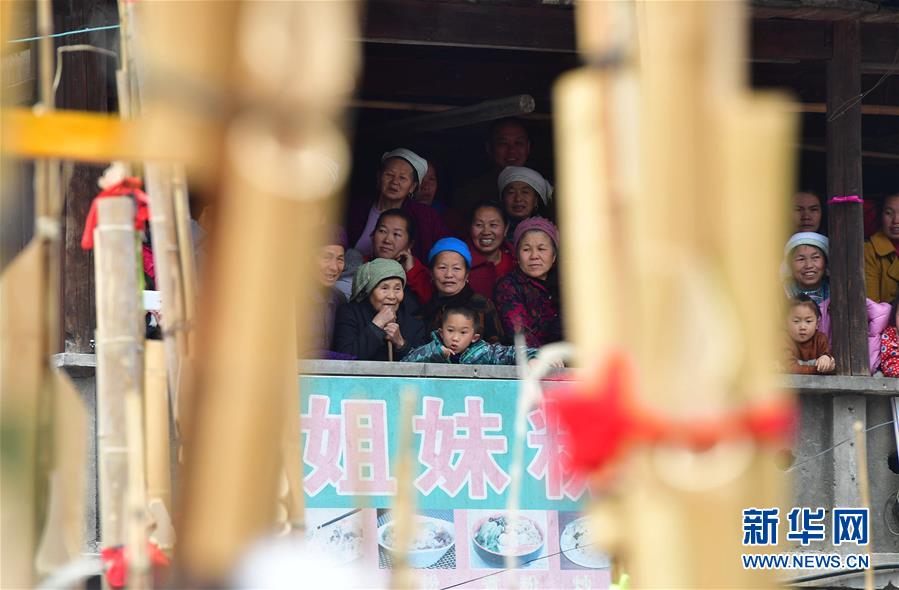 广西融水：苗族同胞欢庆百鸟衣节