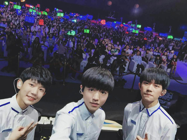 TFBOYS谈坐地铁公交趣事 被认出来就装傻