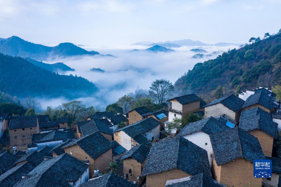 安徽黃山：雲繞土樓景宜人