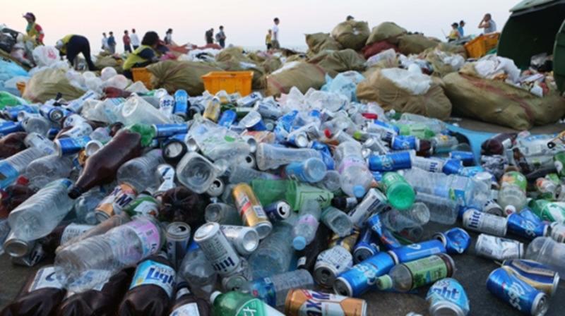 韓國釜山海灘變“垃圾場” 清潔工叫苦不堪