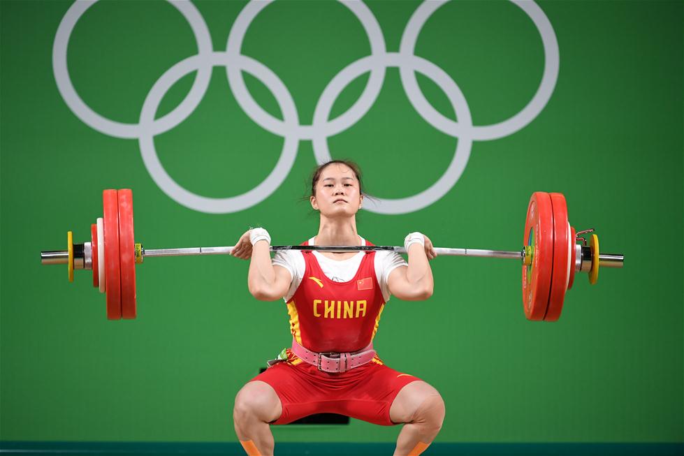 女子举重63公斤级：邓薇两破世界纪录并夺冠