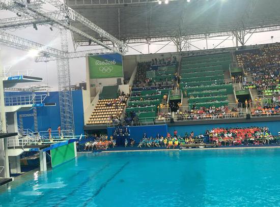 奥运跳水馆池水仅一天从湛蓝变绿油油 反差太大 奥运跳水馆池水仅一天从湛蓝变绿油油 反差太大