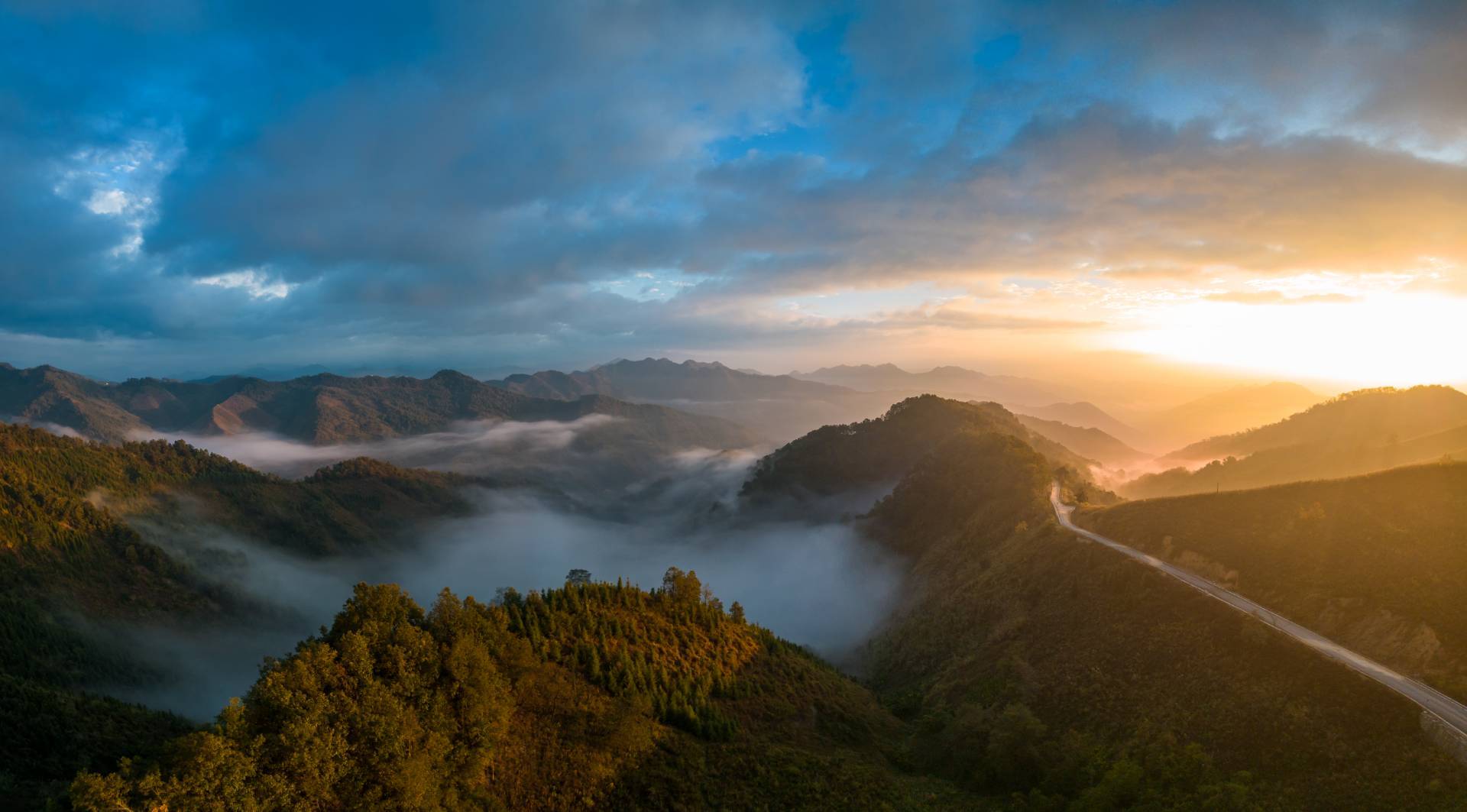 貴州望謨：清晨遇霞光 群山披金色