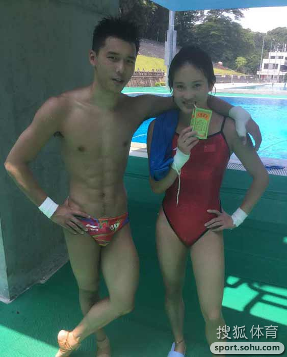 组图：奥运冠军陈若琳生活照 合影小德可爱比V