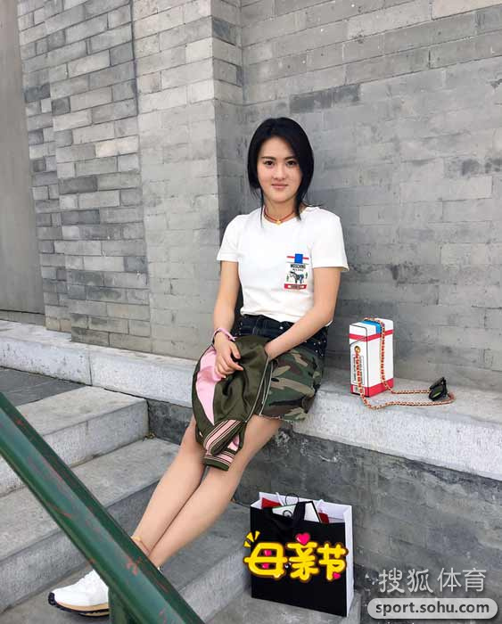 组图：奥运冠军陈若琳生活照 合影小德可爱比V