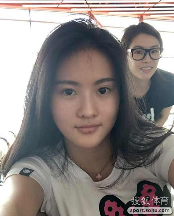 组图：奥运冠军陈若琳生活照 合影小德可爱比V