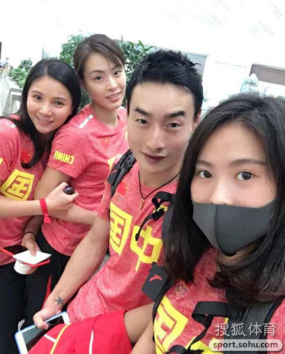 组图:奥运冠军陈若琳生活照 合影小德可爱比V 组图:奥运冠军陈若琳生活照 合影小德可爱比V