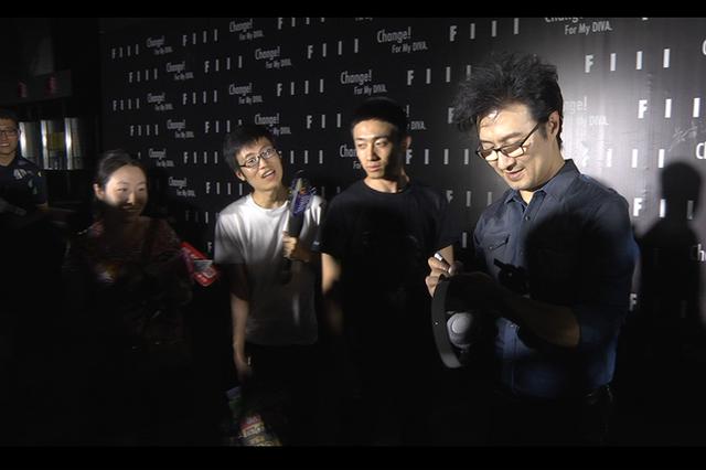 汪峰七夕秀恩爱：做耳机送章子怡 赞妻子是女神