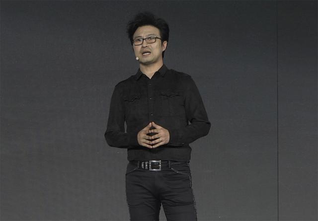 汪峰七夕秀恩爱：做耳机送章子怡 赞妻子是女神