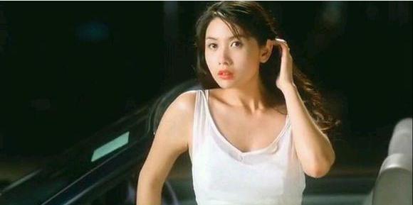 大胆演出,奠定"性感女神"地位,号称"性感到骨子里"她虽然以三级片出名