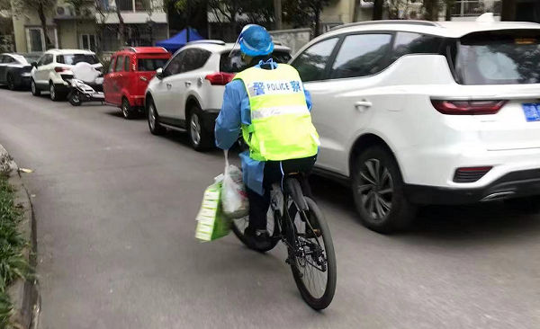 重慶渝北社區民警：騎行成風景 護民在路上_fororder_圖片2