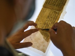 西藏修復3000余頁珍貴瀕危古籍文獻