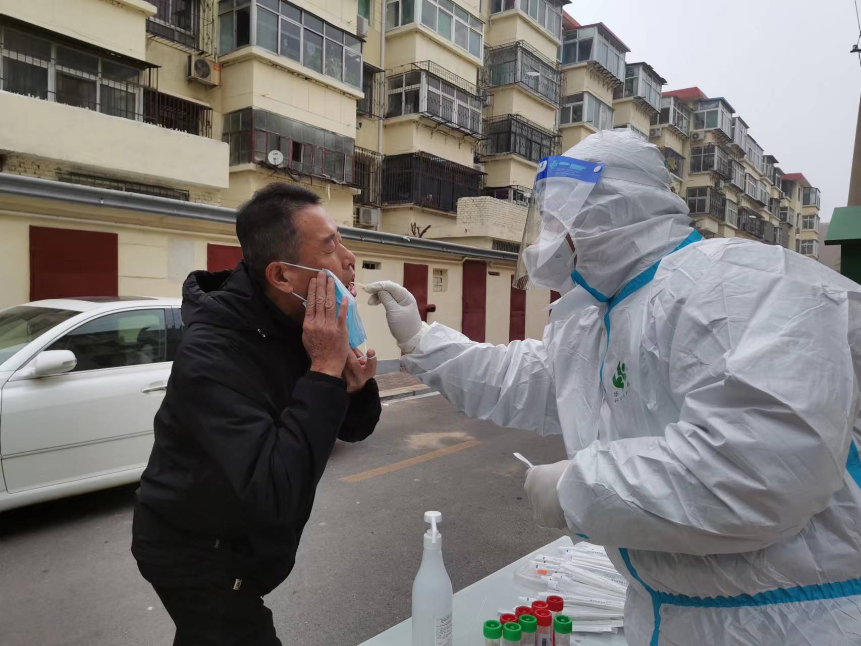 疫情无情人有情，党员行动传真情