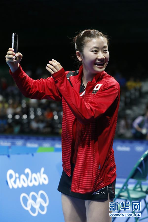 福原爱首次晋级奥运女单四强开心玩自拍