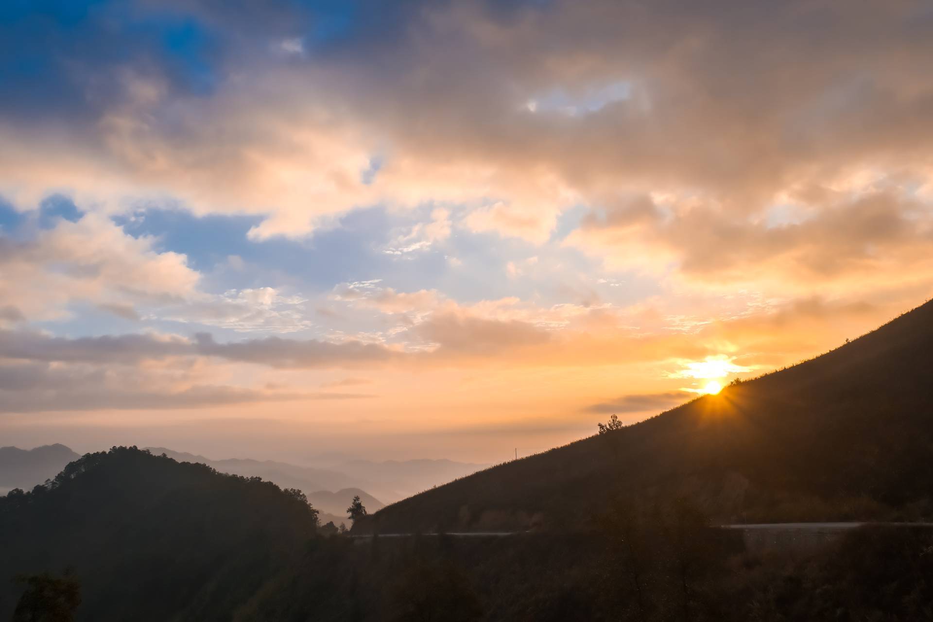 貴州望謨：清晨遇霞光 群山披金色