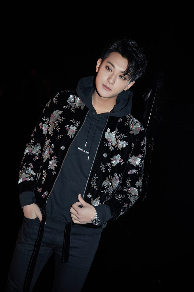 图片默认标题_fororder_黄子韬黑色印花外套青春率性