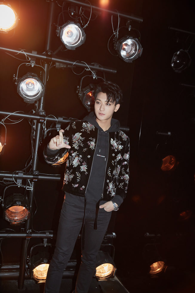 图片默认标题_fororder_黄子韬长腿吸睛