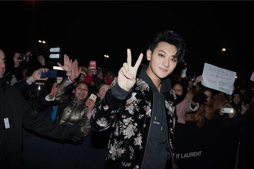 图片默认标题_fororder_黄子韬与场外粉丝合影