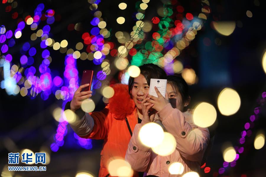 山东郯城:绚烂彩灯迎元宵 山东郯城:绚烂彩灯迎元宵