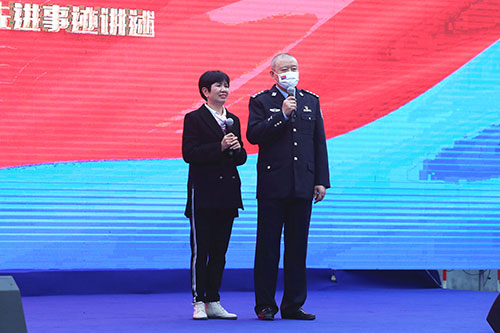 “最美警属”徐丽：择一事 终一生_fororder_徐丽和丈夫周正勇-供图-四川省公安厅