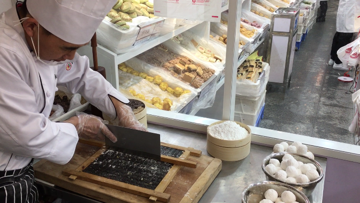 餡料拌好以後就要放到特殊的模具裏_fororder_QQ圖片20180228112559