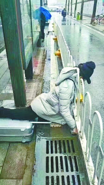 武汉一女子意外在公交站台摔倒 颈部卡入护栏身亡
