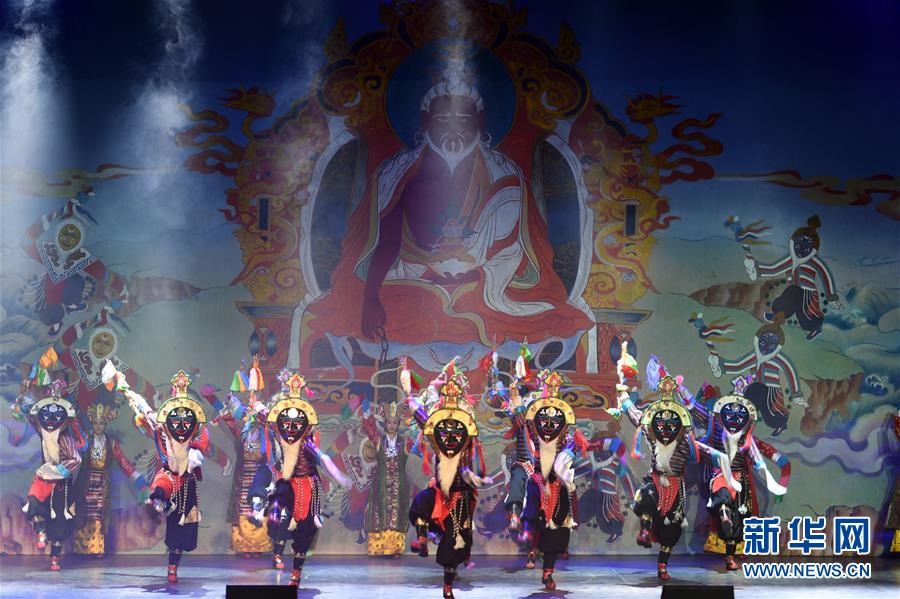 “南木特”藏戏《唐东杰布》在拉卜楞寺所在地上演