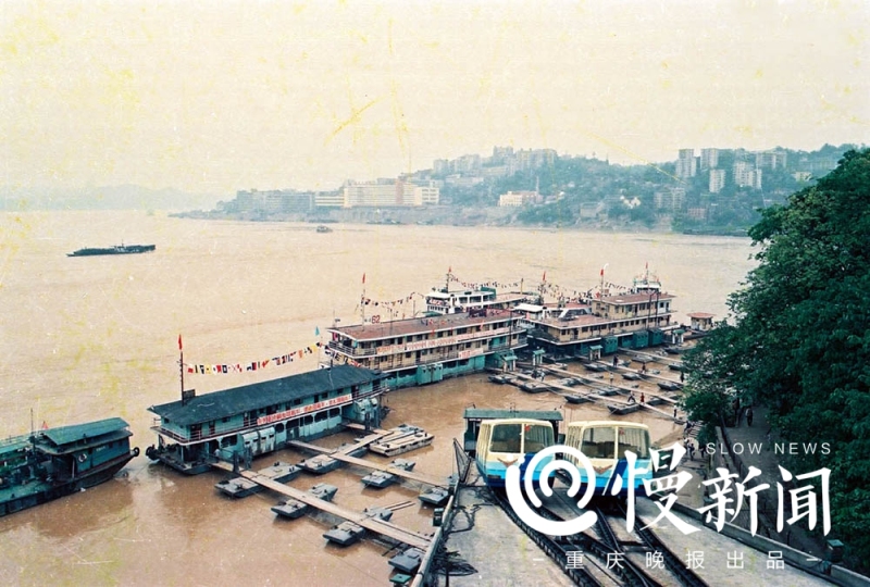 【品牌重庆专题 焦点图】朝天门轮渡两江摆渡近百年 如今一夜成“网红”