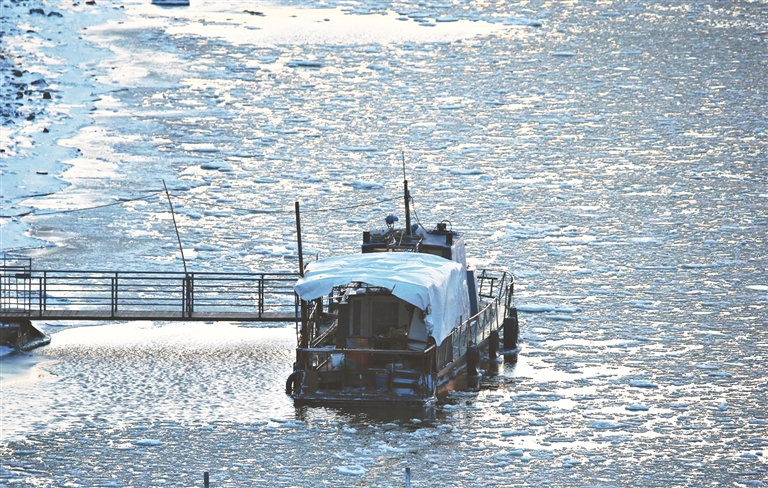 松花江干流哈尔滨段开始跑冰排