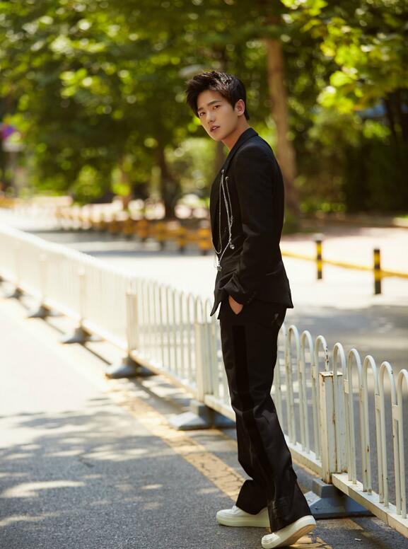 杨洋曝文艺街拍 穿复古西装徜徉于绿荫之下