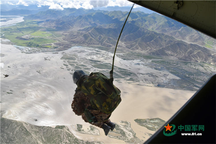 空降兵特種部隊在西北高原跳傘組圖